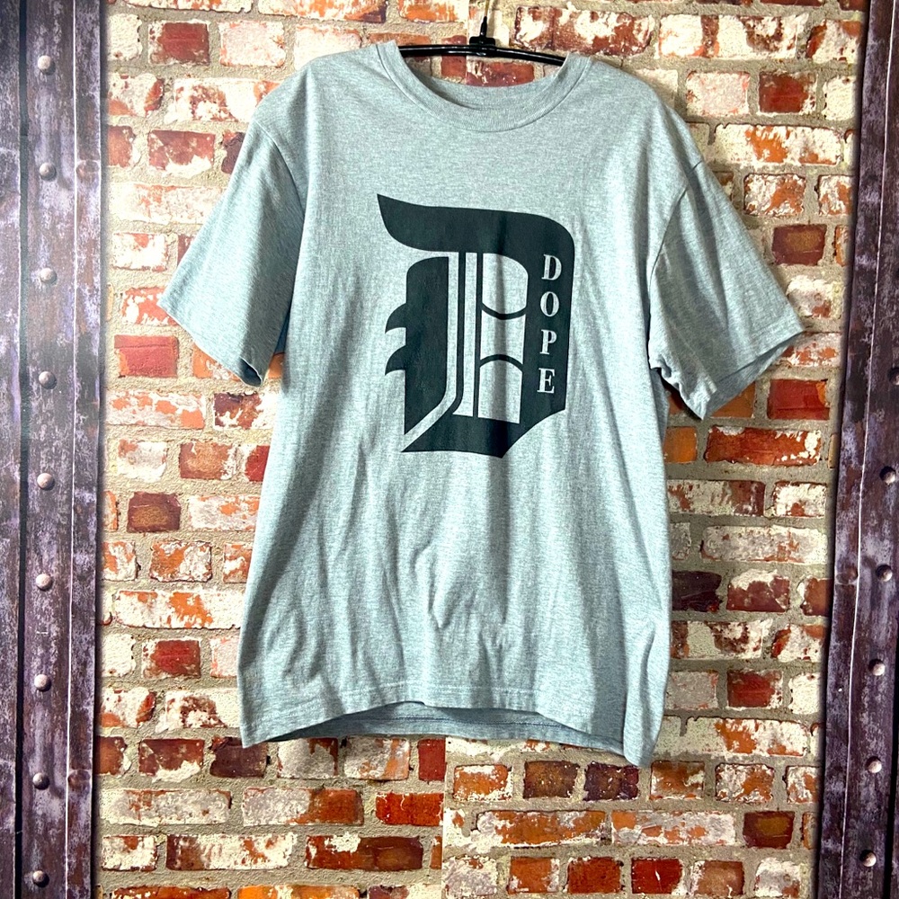 [DOPE] Graphic Logo Men’s ShortSleeve T-Shirt MED